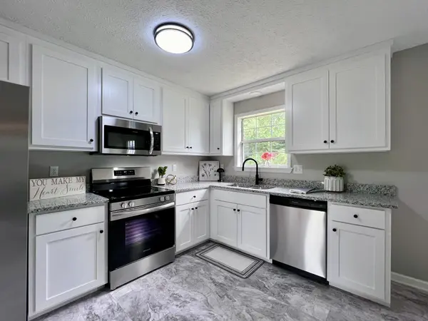 1040 Rebecca Dr, Burns, TN 37029