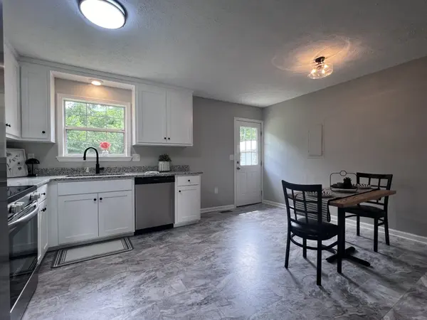 1040 Rebecca Dr, Burns, TN 37029