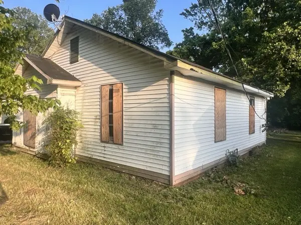 813 Curtis St, Paris, TN 38242