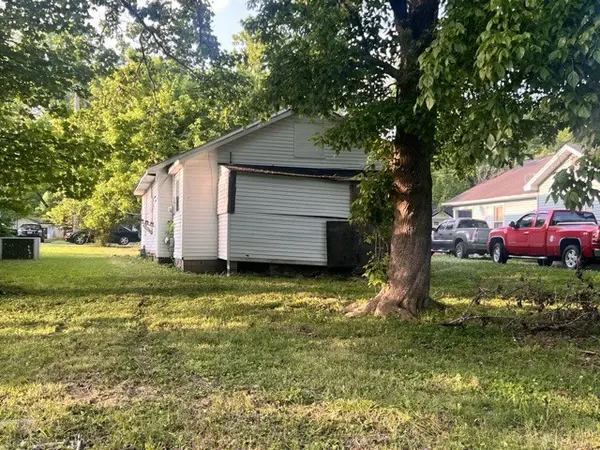 813 Curtis St, Paris, TN 38242