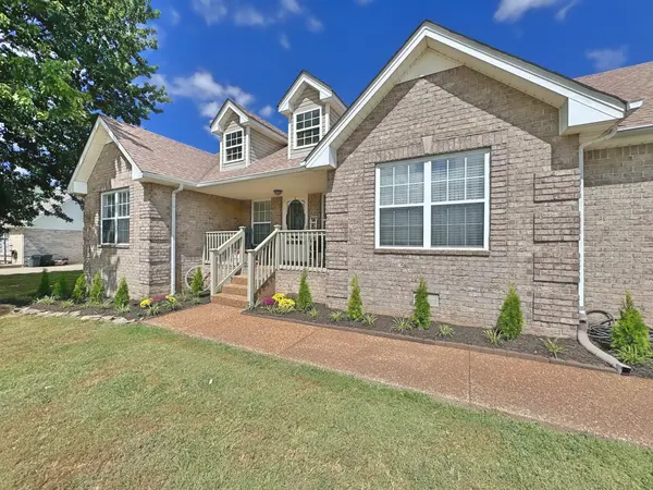 1007 Somerville Dr, Cottontown, TN 37048