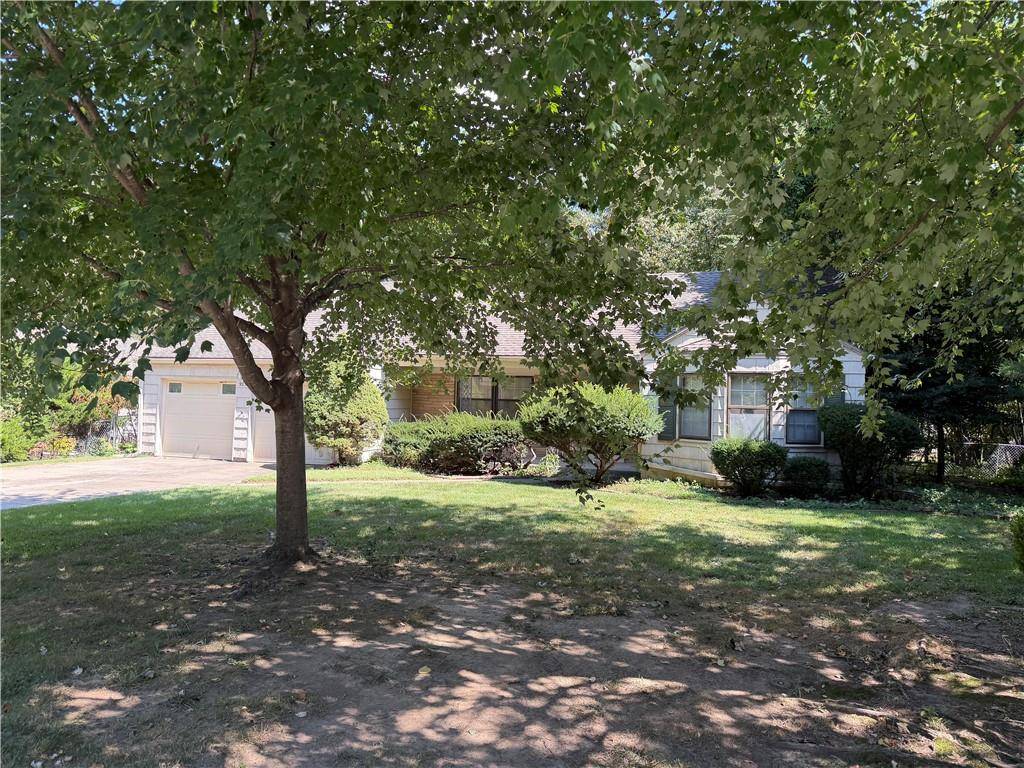9237 Manor RD, Leawood, KS 66206