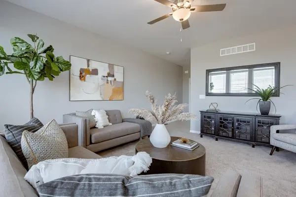 20572 Newcastle ST, Spring Hill, KS 66083