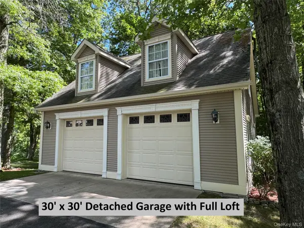 107 Moffat RD, Washingtonville, NY 10992