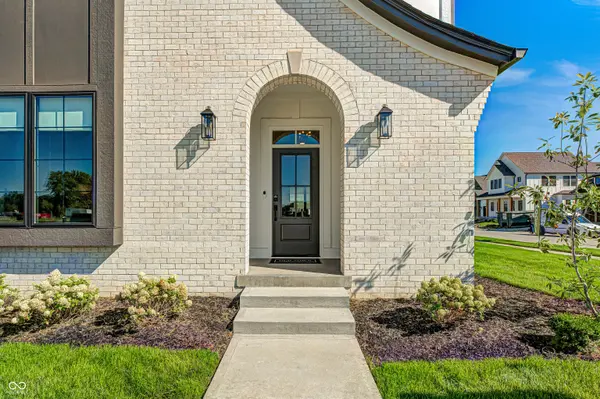 8782 Chauncey ST, Zionsville, IN 46077