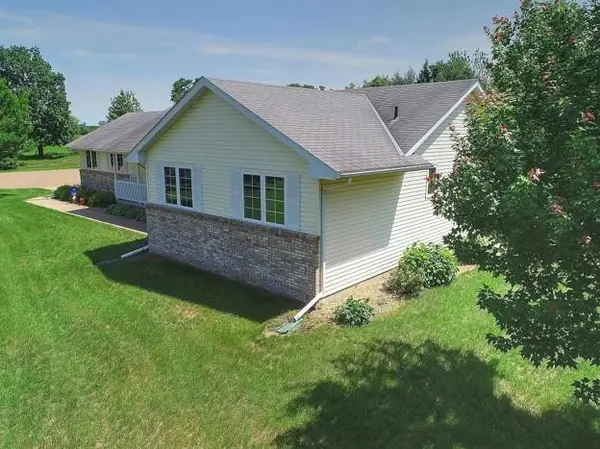 13295 Saint Croix TRL, North Branch, MN 55056