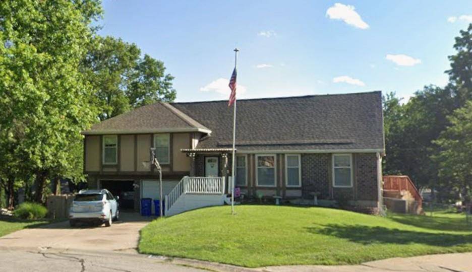 5725 Earnshaw ST, Shawnee, KS 66216