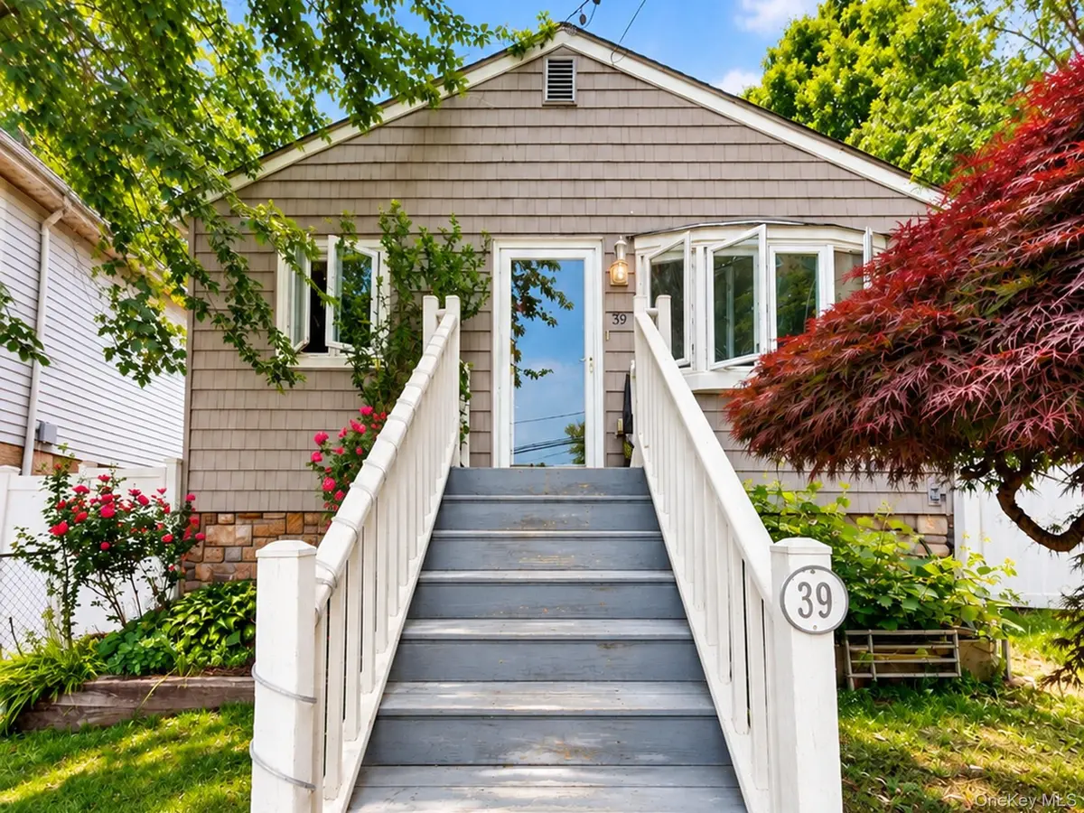 39 Willow RD, Rocky Point, NY 11778