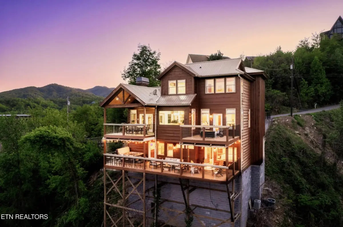 811 Sourwood Drive, Gatlinburg, TN 37738