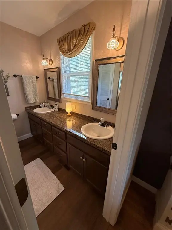 200 W 104th TER, Kansas City, MO 64114