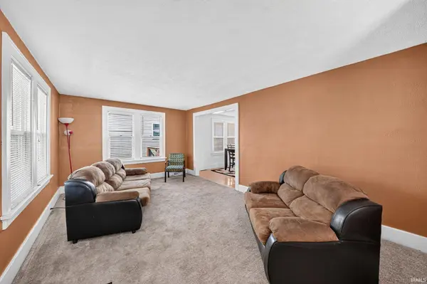 1022 Diamond AVE, South Bend, IN 46628-2716