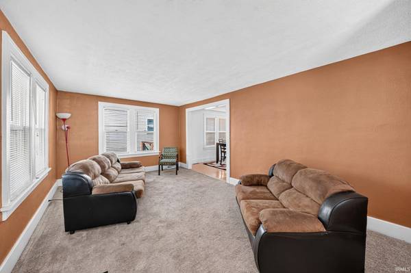 1022 Diamond AVE, South Bend, IN 46628-2716