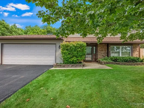 930 Pioneer CT, Roselle, IL 60172