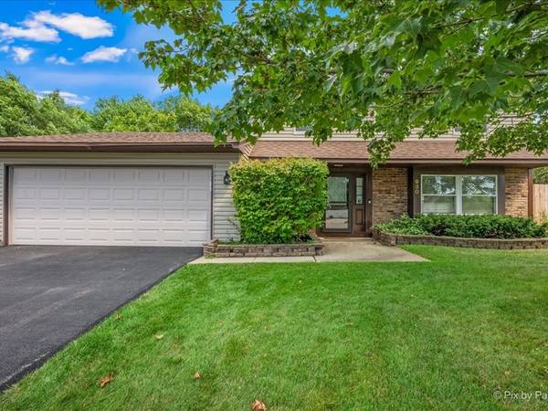 930 Pioneer CT, Roselle, IL 60172