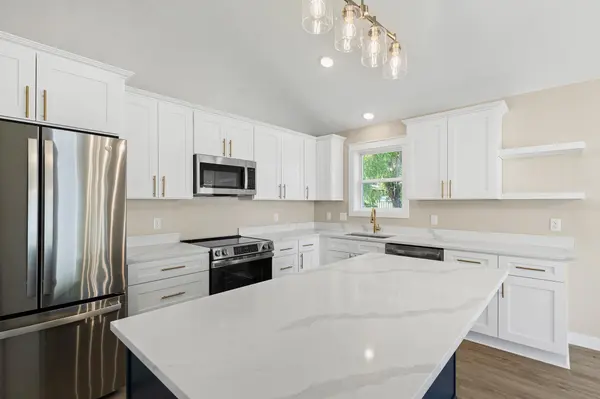 1312 Robinwood LN, Faribault, MN 55021
