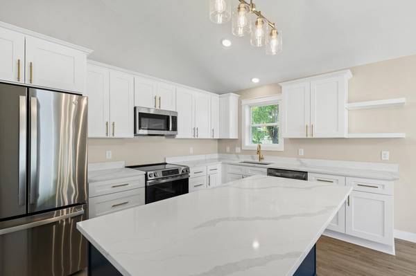1312 Robinwood LN, Faribault, MN 55021
