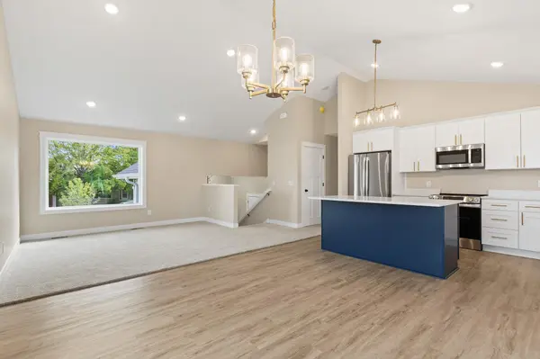 1312 Robinwood LN, Faribault, MN 55021