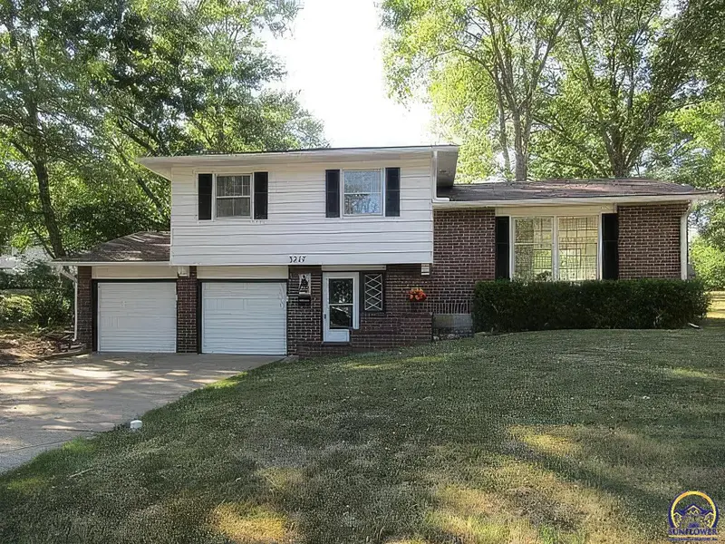 3217 Westwood CT, Topeka, KS 66614