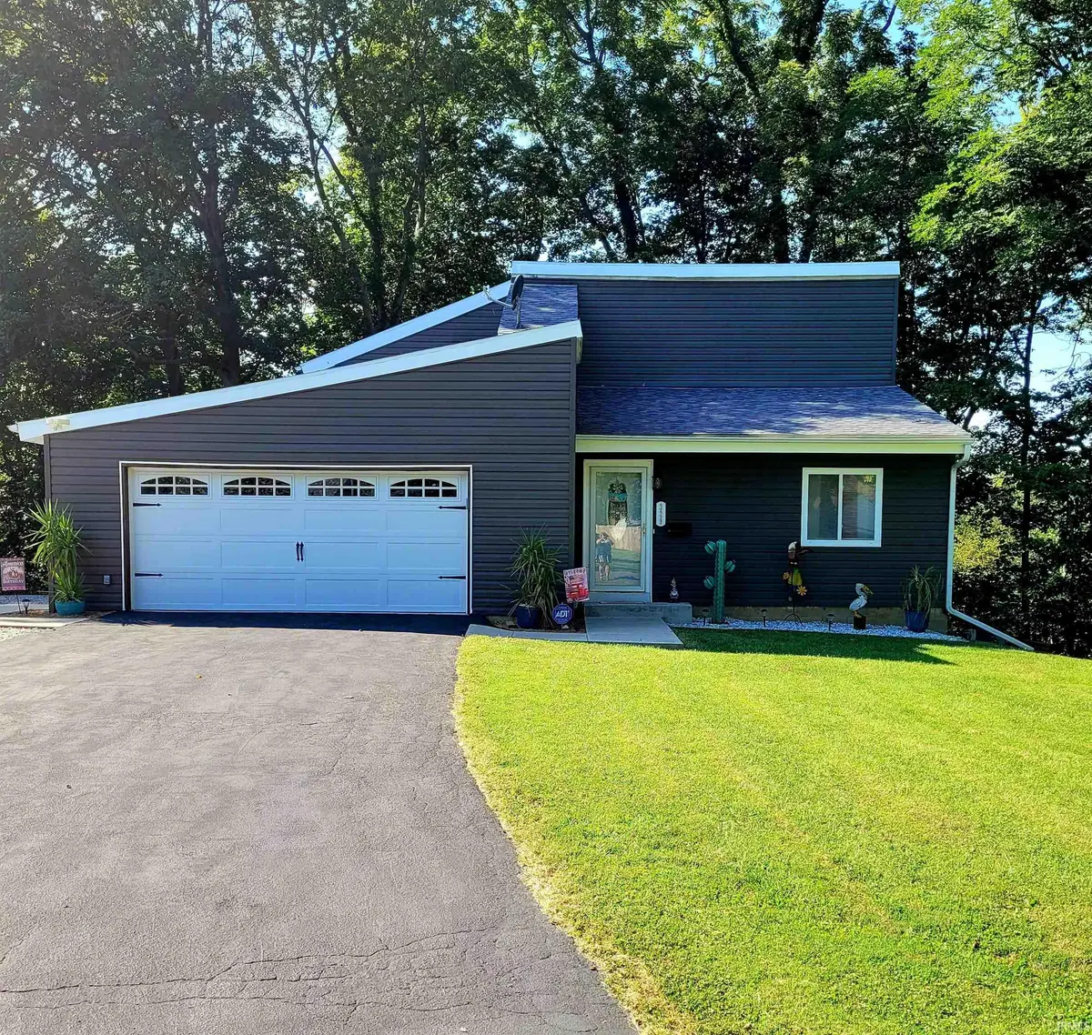 329 W North ST, Delphi, IN 46923