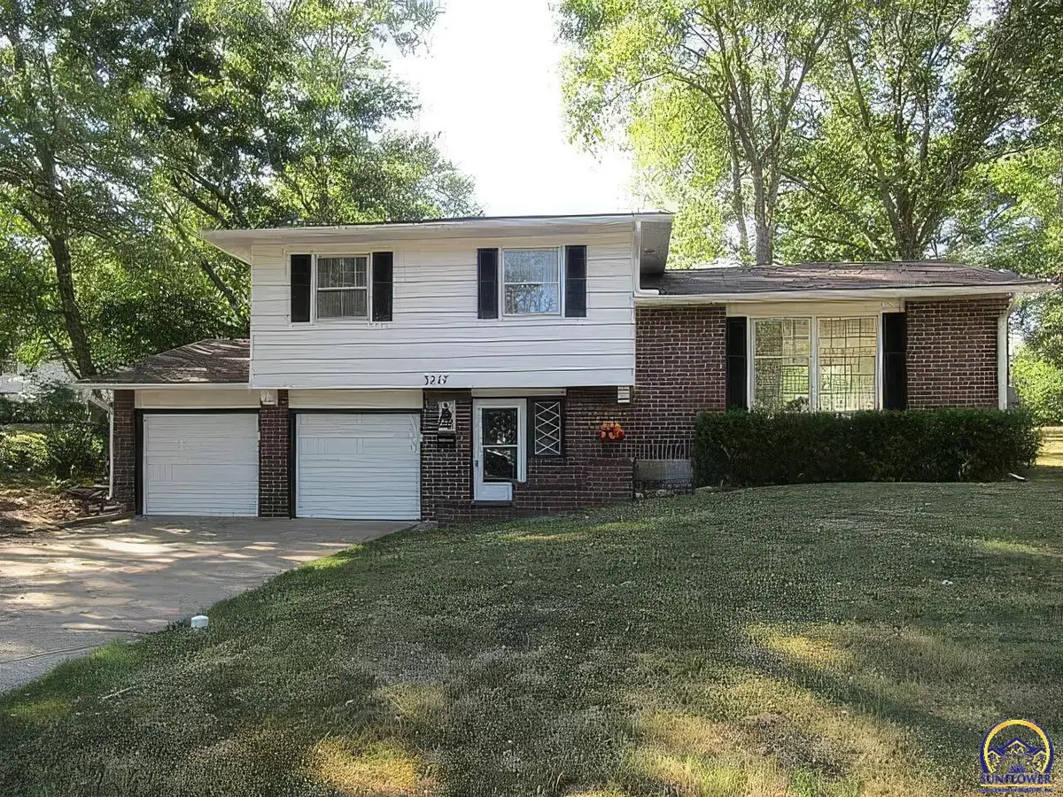 3217 Westwood CT, Topeka, KS 66614