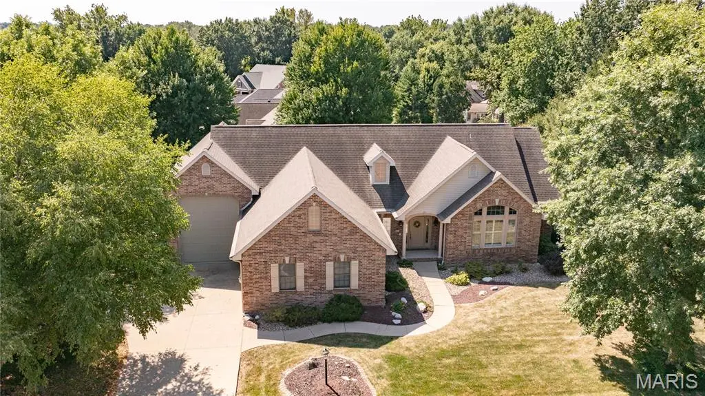 1213 White Oak TRL, Godfrey, IL 62035