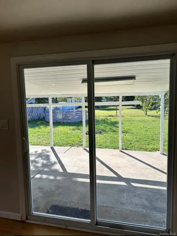 86 Sycamore LN, Central Islip, NY 11722