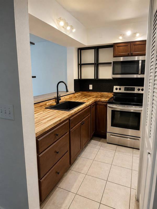2900 S SEMORAN BLVD #B1, Orlando, FL 32822