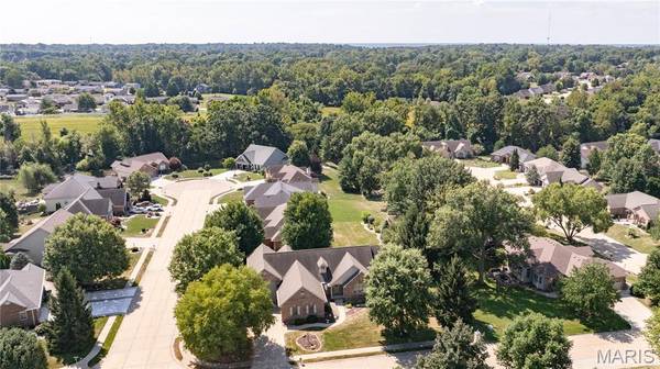 1213 White Oak TRL, Godfrey, IL 62035