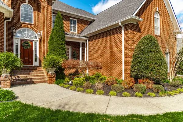 1055 Dorset Dr, Hendersonville, TN 37075