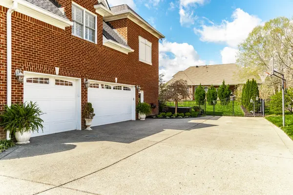 1055 Dorset Dr, Hendersonville, TN 37075
