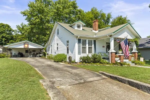 402 3rd Ave, Fayetteville, TN 37334