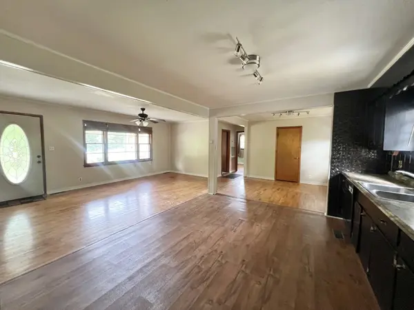 122 E Dixon St, Collinwood, TN 38450