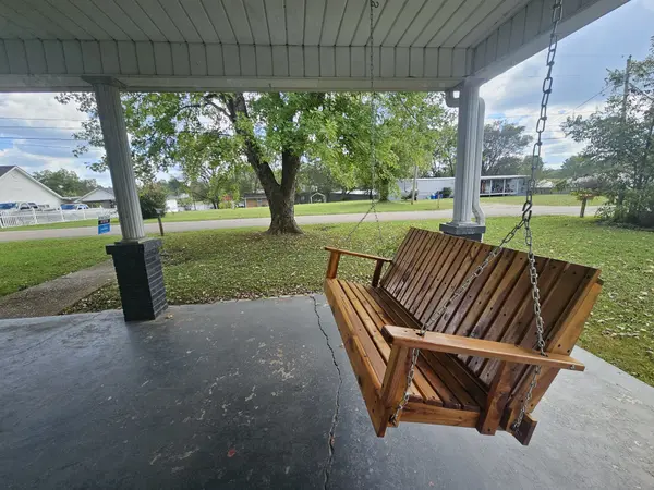 404 Elm St, Clifton, TN 38425