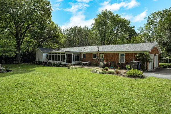 12111/2 Whitney Dr, Columbia, TN 38401