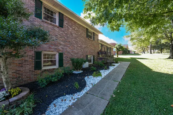 900 Camellia Dr, Columbia, TN 38401