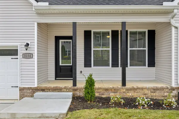 1231 Oxford Village Cir, Columbia, TN 38401