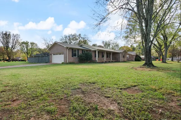 2242 Surrey Dr, Murfreesboro, TN 37129