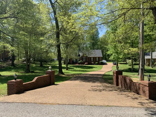 324 Spring Valley Dr, Cottontown, TN 37048
