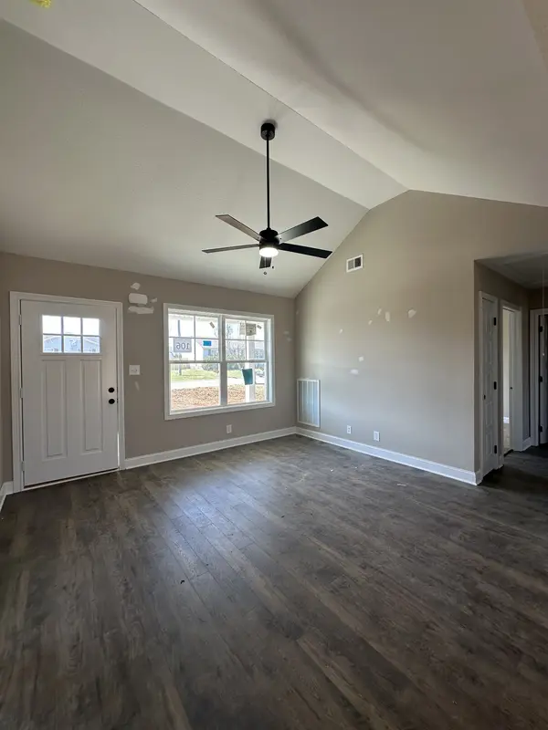 106 Sidney Ct, Oak Grove, KY 42262