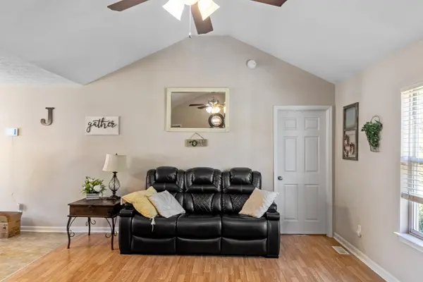 1033 Twin Creek Rd, Charlotte, TN 37036