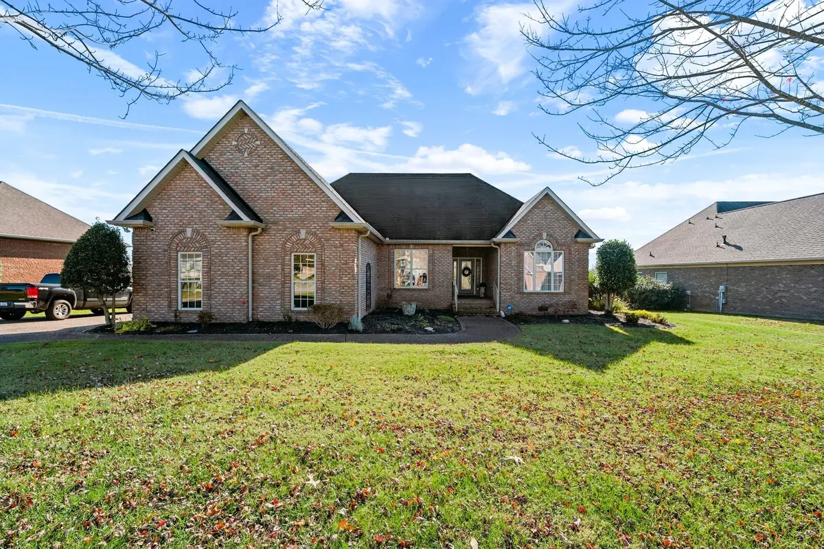 1038 Briarwood Dr, Cottontown, TN 37048
