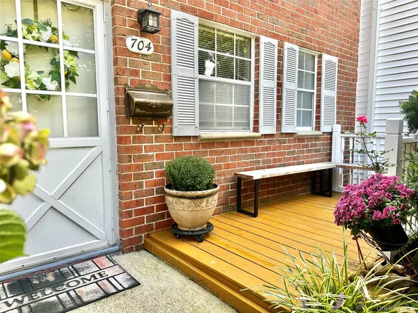 704 Towne House VLG #704, Hauppauge, NY 11749