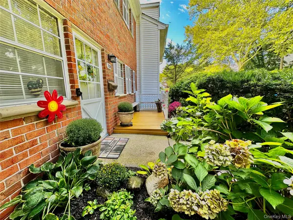 704 Towne House VLG #704, Hauppauge, NY 11749