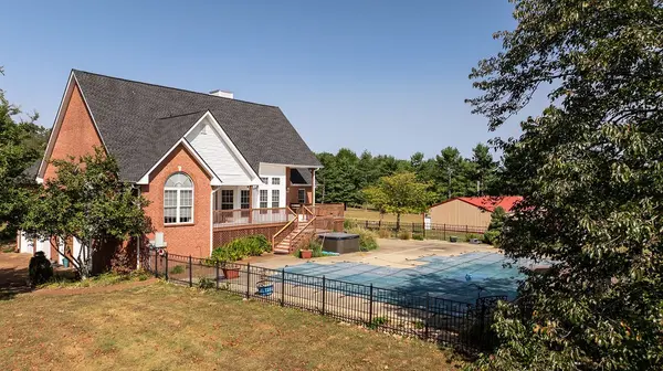 1040 Hoof and Paw Trl, Springfield, TN 37172