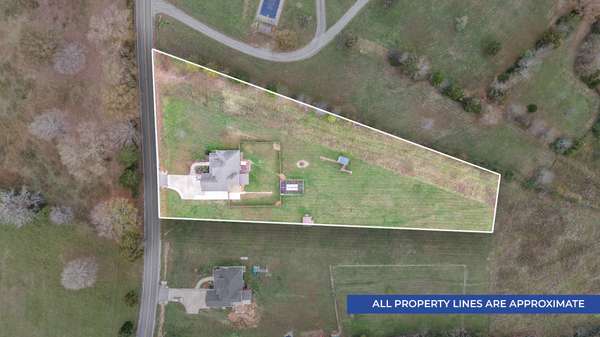 3135 Chapel Hill Rd, Clarksville, TN 37040
