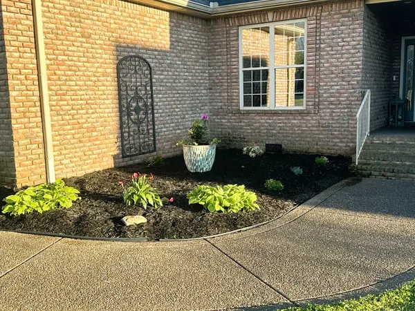 1038 Briarwood Dr, Cottontown, TN 37048