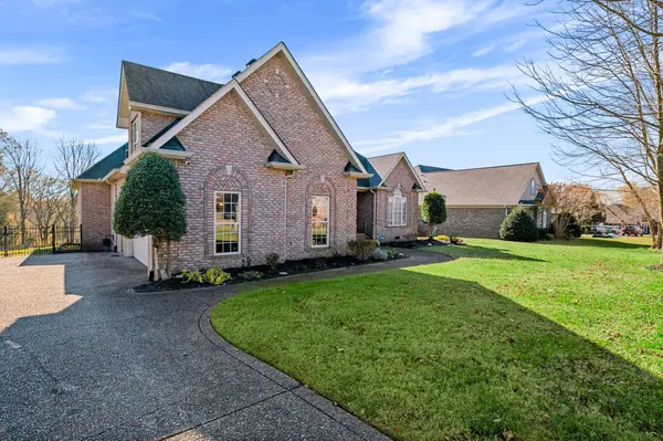 1038 Briarwood Dr, Cottontown, TN 37048