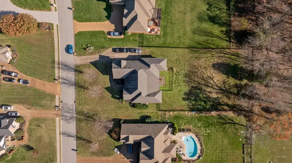 1038 Briarwood Dr, Cottontown, TN 37048