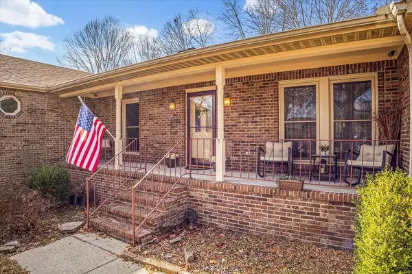 202 Provins Dr, Tullahoma, TN 37388