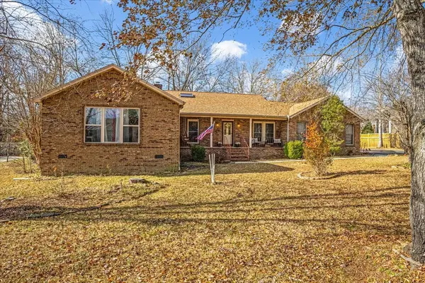 202 Provins Dr, Tullahoma, TN 37388